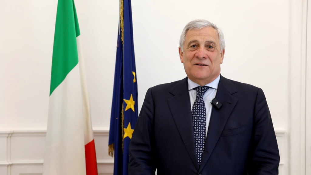 Antonio Tajani durante un incontro con Abbas Araghchi