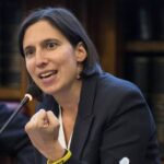 Elly Schlein durante una conferenza stampa