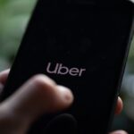 Logo di Uber con sfondo urbano