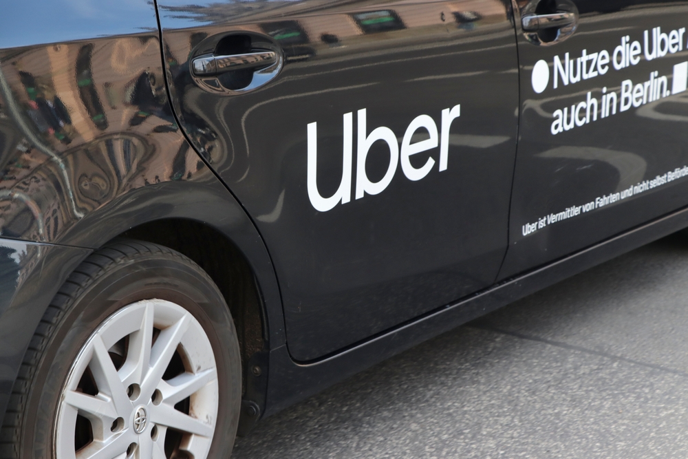 Dibattito sui robotaxi tra Uber e Waymo