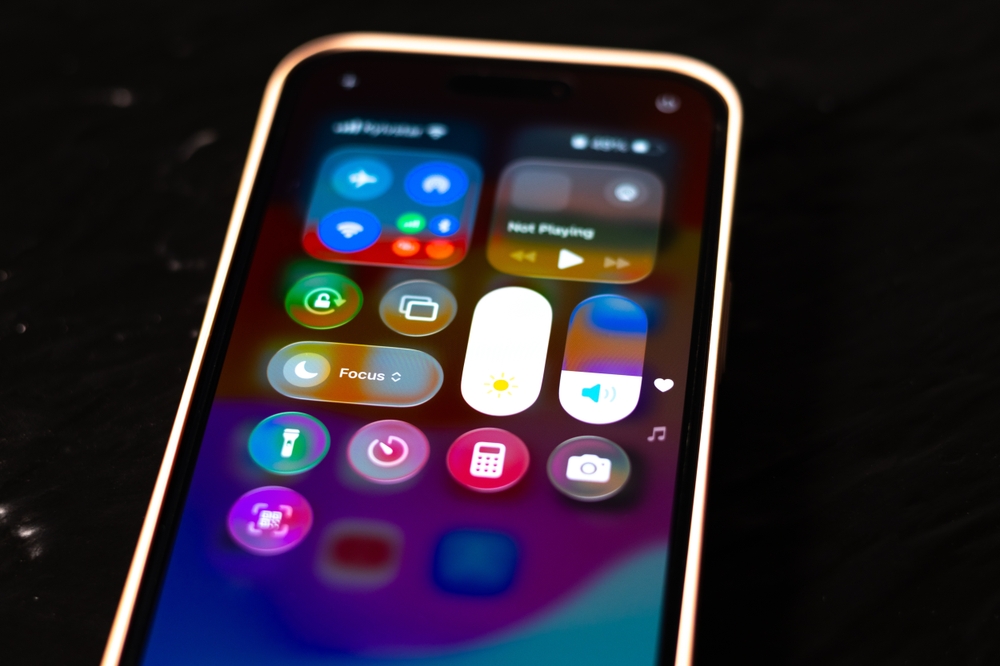 Logo Apple con dispositivi iOS