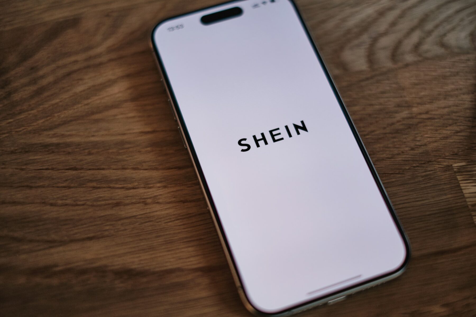 Debutto di Shein alla Borsa di Hong Kong